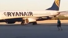 Waaaait! Ryanair passenger makes a mad dash across tarmac to catch plane