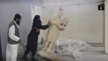 ISIS publicly smashes Syrian artifacts