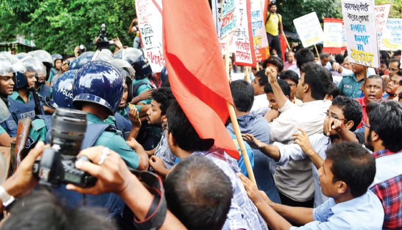 PRICE HIKE OF ESSENTIALS, POWER, GAS Police foil left parties’ bid to lay siege to secretariat 