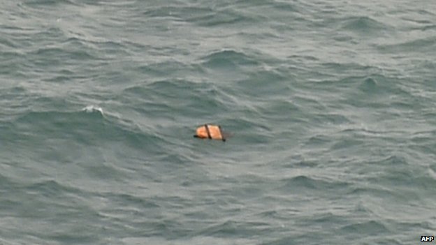 AirAsia QZ8501: Debris and body seen by Indonesia search teams